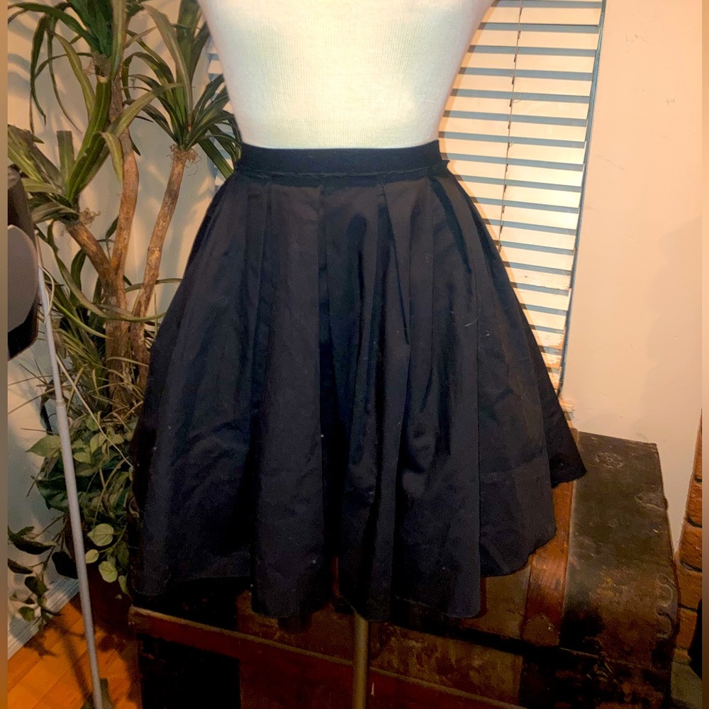 Adorable tulle lined black skirt size large